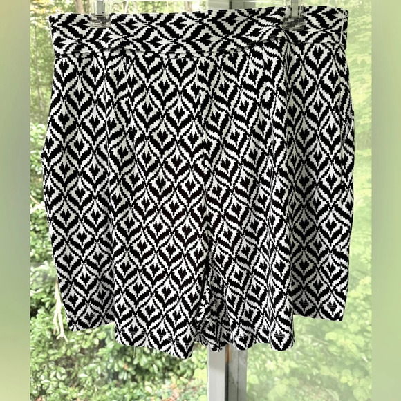 NY & Company L Geometric designed B&W Skort w/belt and side pockets. Flared legs - Picture 5 of 10